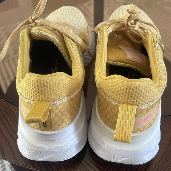 Nike Gold and White Running Shoes - Picture 4 of 7